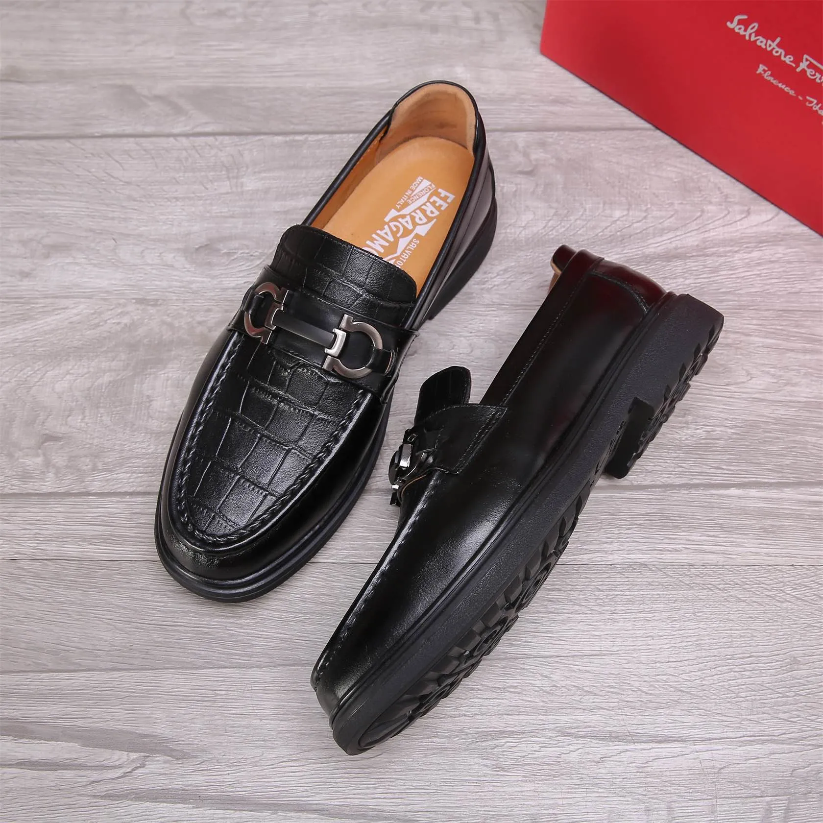 Men's shoes 💰460 🕷🕷🐂【Ferragamo】Ferragamo Popular fashionable casual shoes🇨🇳Official website counter 1:1 production, original mold opening💯Good quality visible, imported high-end first-layer waxed calfskin, water-dyed🐂leather lining🌿very clear texture, high-quality waterproof, non-slip and wear-resistant outsole🎋high quality and low price, truly handmade🍓Black optional! Code number 38-44 (45-46 customized)......
